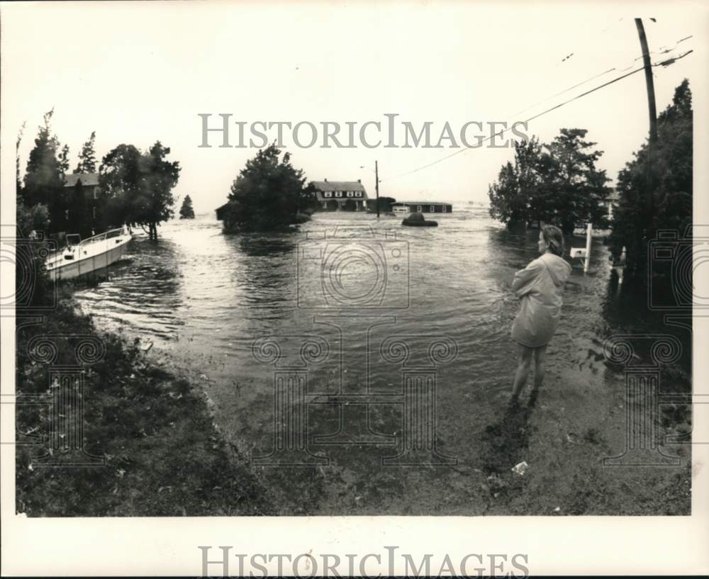 1991 Press Photo Boat owner looks wearily at yard floods of homes in Gray Gables- Historic Images