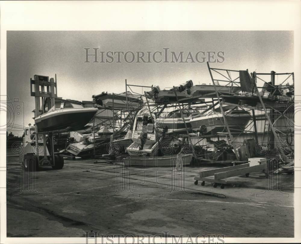 1991 Press Photo Bob Earl lifts a boat from a collapsed boat rack in Fairhaven- Historic Images