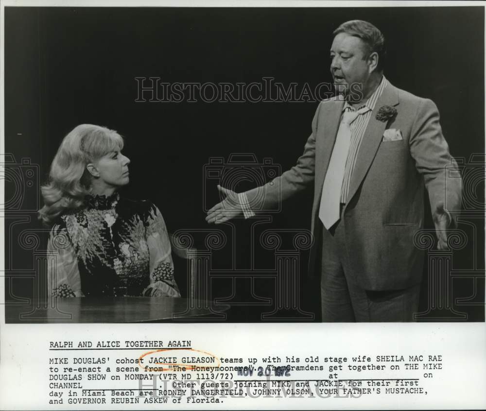 1972 Press Photo Jackie Gleason and Sheila Mac Rae in &quot;The Mike Douglas Show&quot;- Historic Images