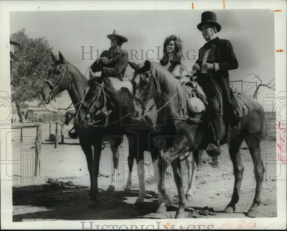 1971 Press Photo Dean Martin, Raquel Welch &amp; James Stewart in &quot;Bandolero!&quot;- Historic Images