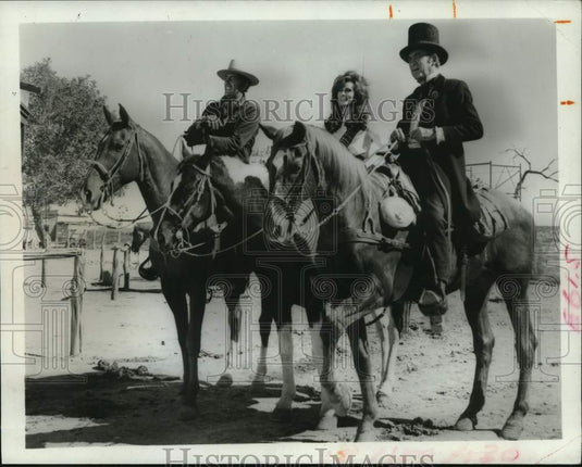 1971 Press Photo Dean Martin, Raquel Welch & James Stewart in "Bandolero!"- Historic Images