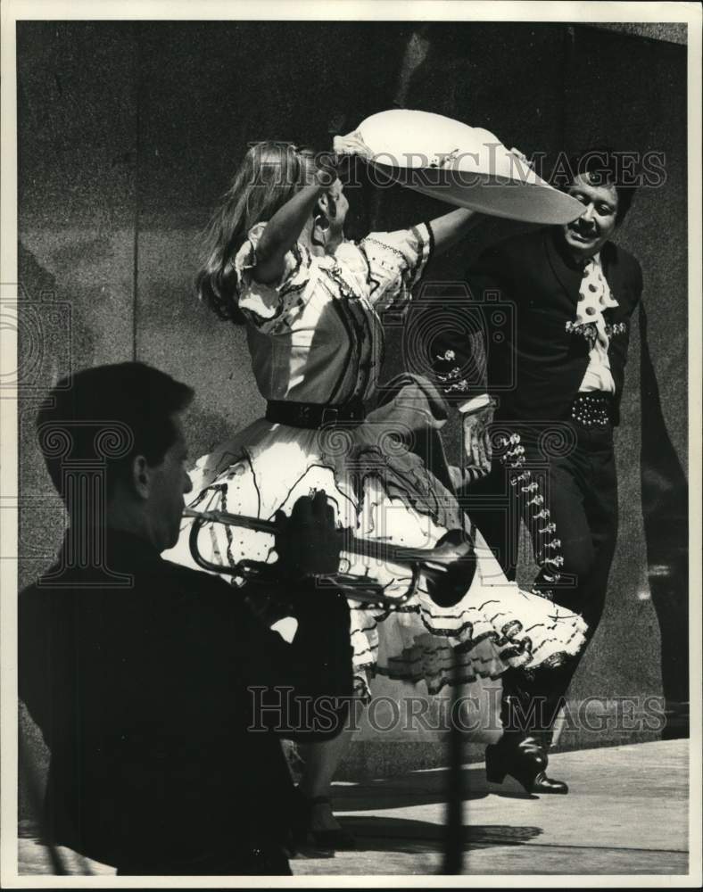 1970 Press Photo Ernesto and Lucilla Los Chicuelos dance for Mexican Day program- Historic Images