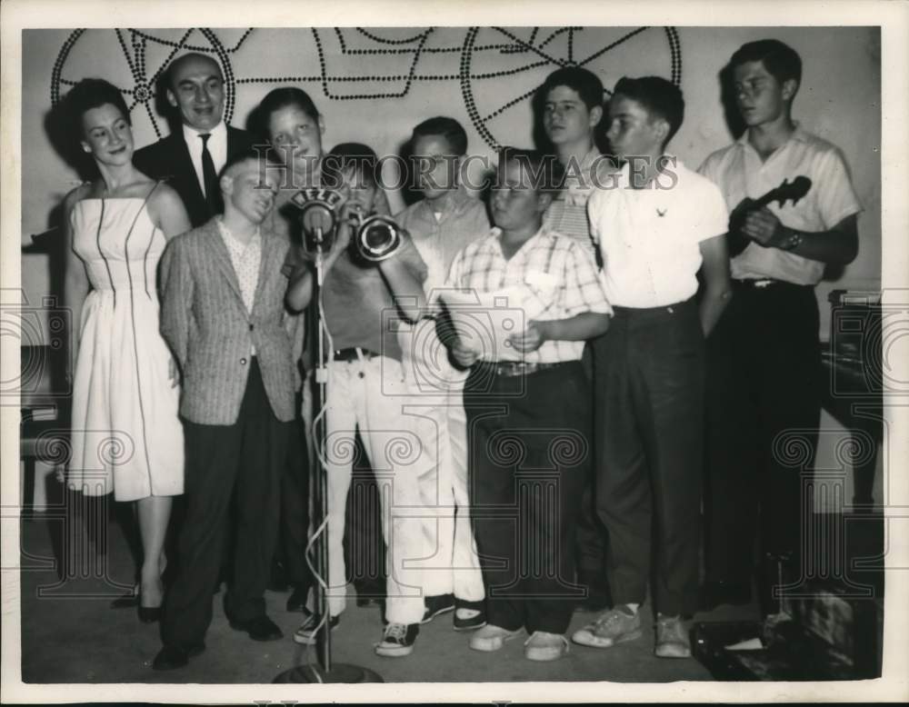 1962 Press Photo Record American Newspaper boys perform for Sharon Webber- Historic Images