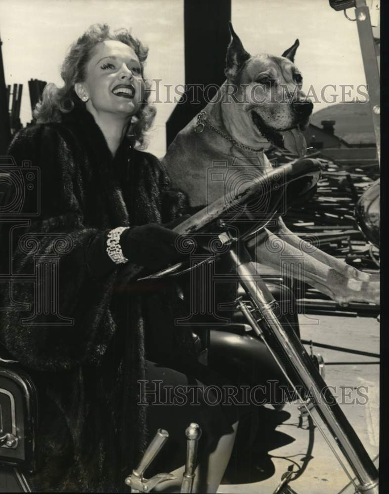 1943 Press Photo Elaine Shepard stars in &quot;The Falcon In Danger&quot; - lrx68862- Historic Images