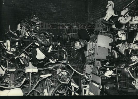 1965 Press Photo Firemen checks toys after fire-Fairfield and Livingston- Historic Images