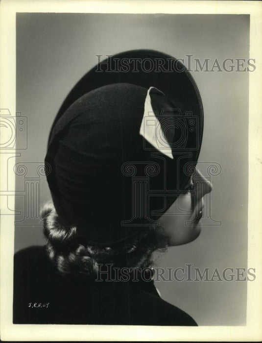 Press Photo Model in the new Agnes "Off the face Breton" selected by Jean Rogers- Historic Images