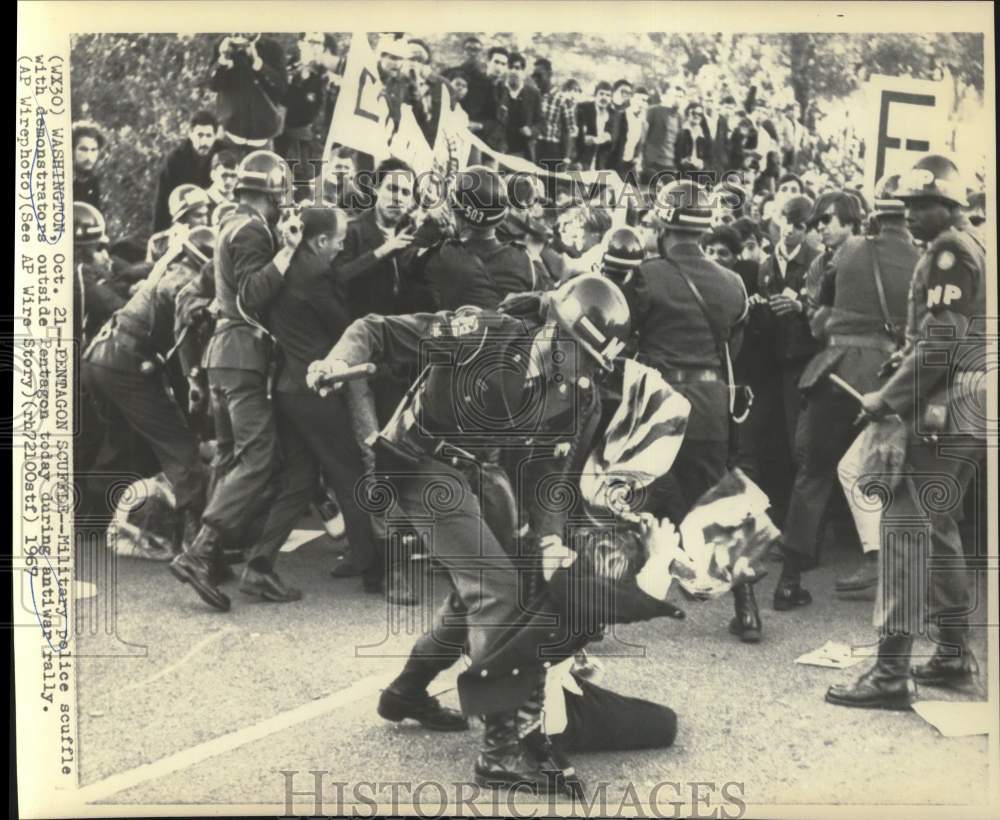 1967 Press Photo Military police scuffle with protesters outside Pentagon in DC- Historic Images