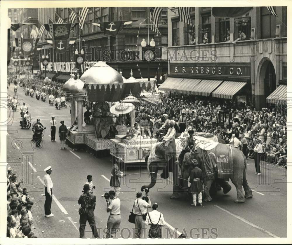 1955 Press Photo Daytons Float at Aqua Parade Day - lrx75141- Historic Images