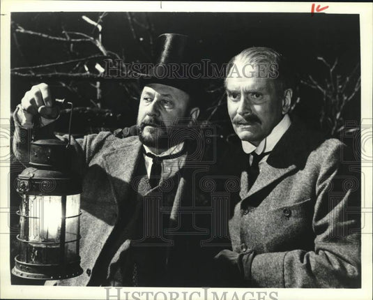1981 Press Photo Donald Pleasence, Laurence Olivier seek a vampire in "Dracula"- Historic Images