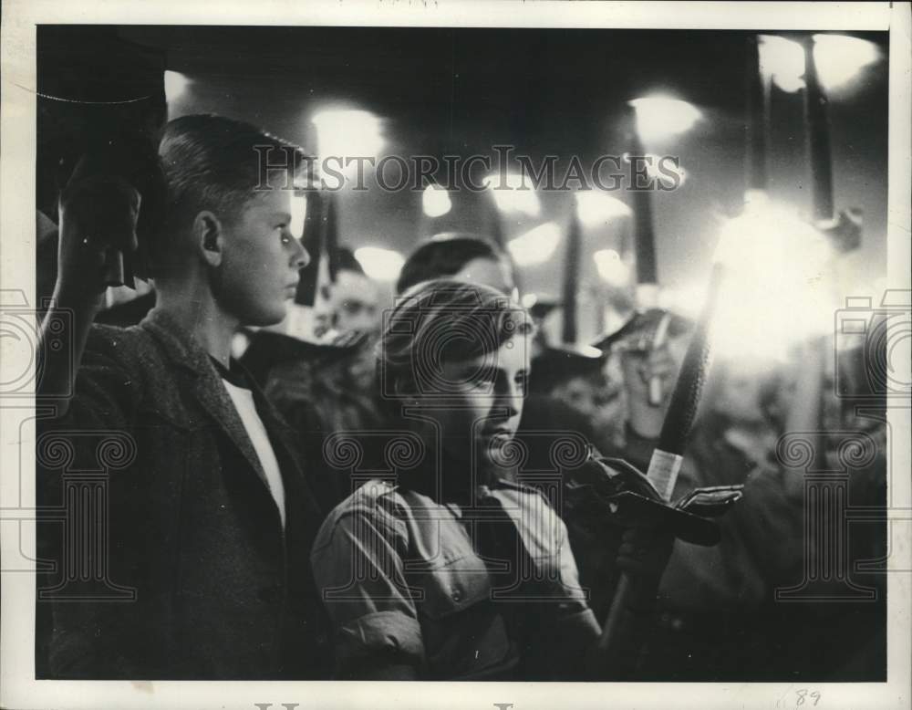 1954 Press Photo Torchlight procession in Hamburg, Germany commemorating revolt- Historic Images