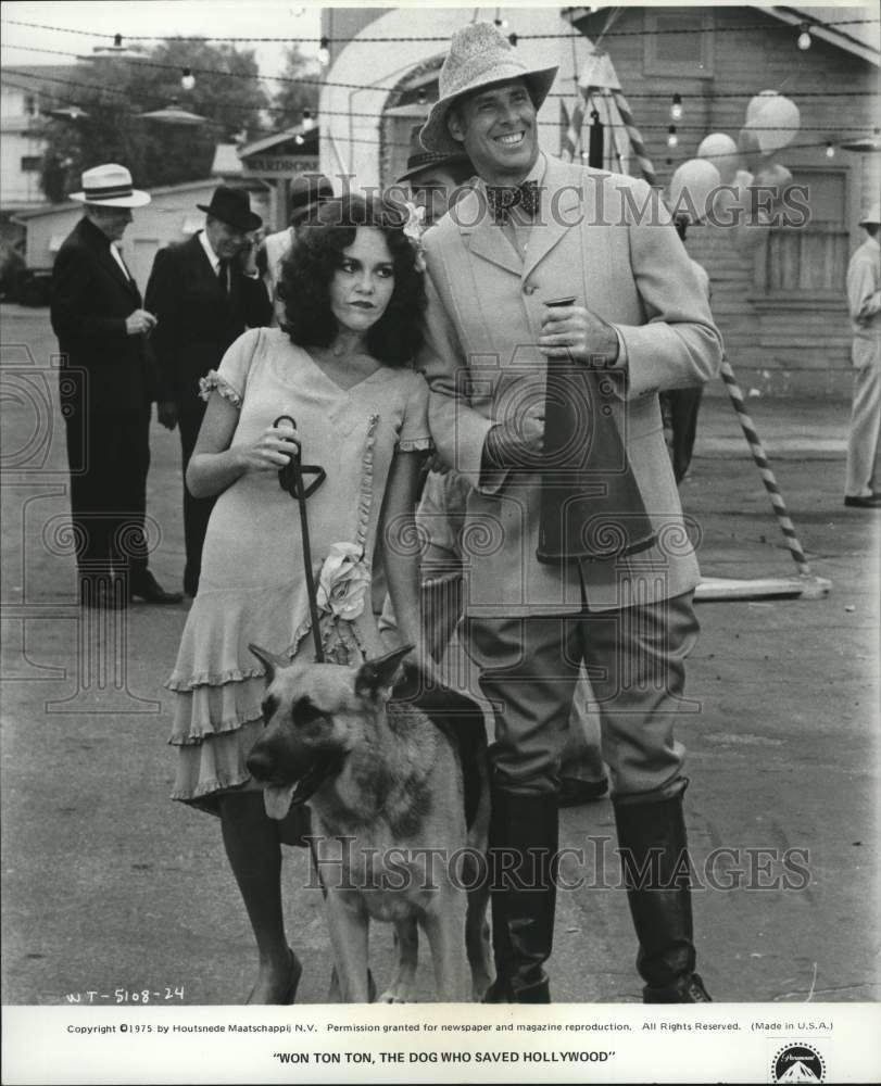 1975 Press Photo The cast of the film &quot;Won Ton Ton, the Dog Who Saved Hollywood&quot;- Historic Images