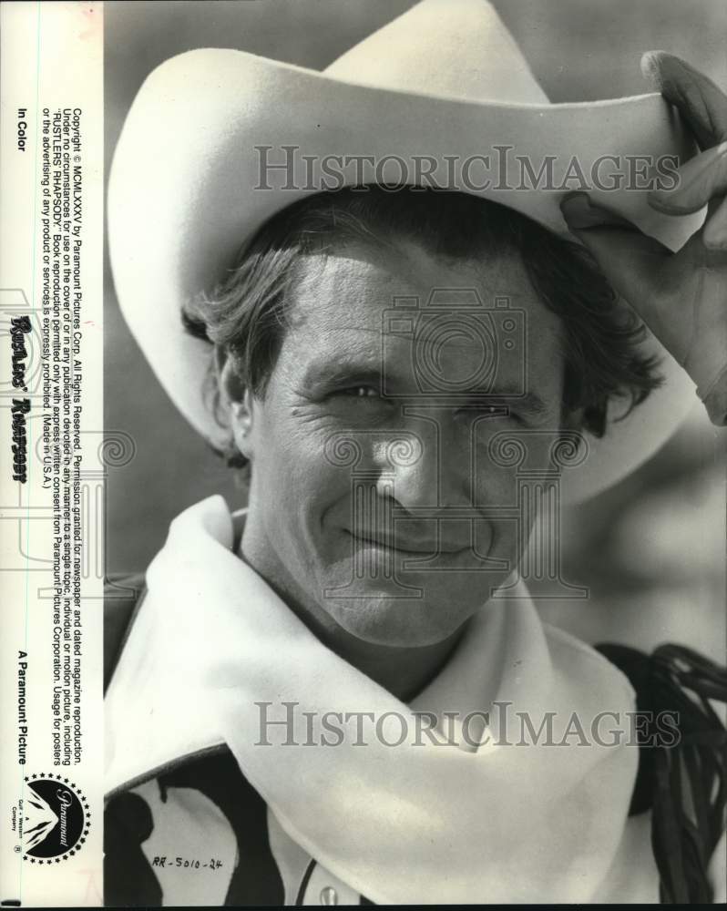 1985 Press Photo Tom Berenger, Singing Cowboy of &quot;Rustlers&#39; Rhapsody&quot;- Historic Images