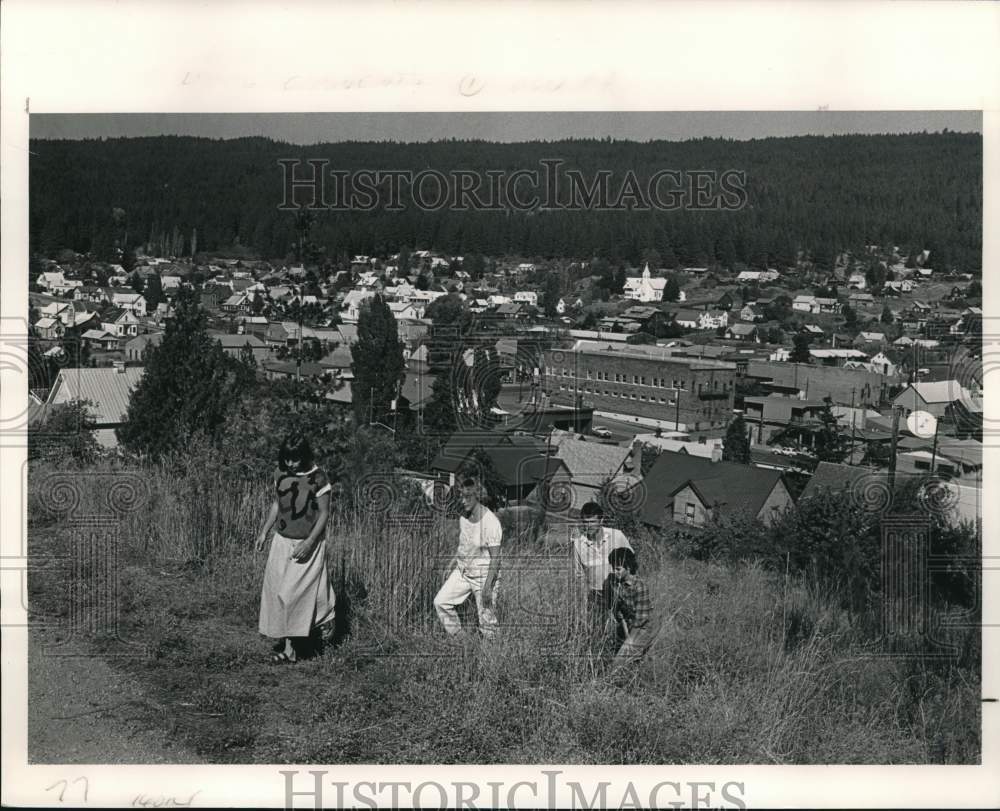 1988 Press Photo Visitors Take a Walk Above Roslyn, Washington - lrx80431- Historic Images