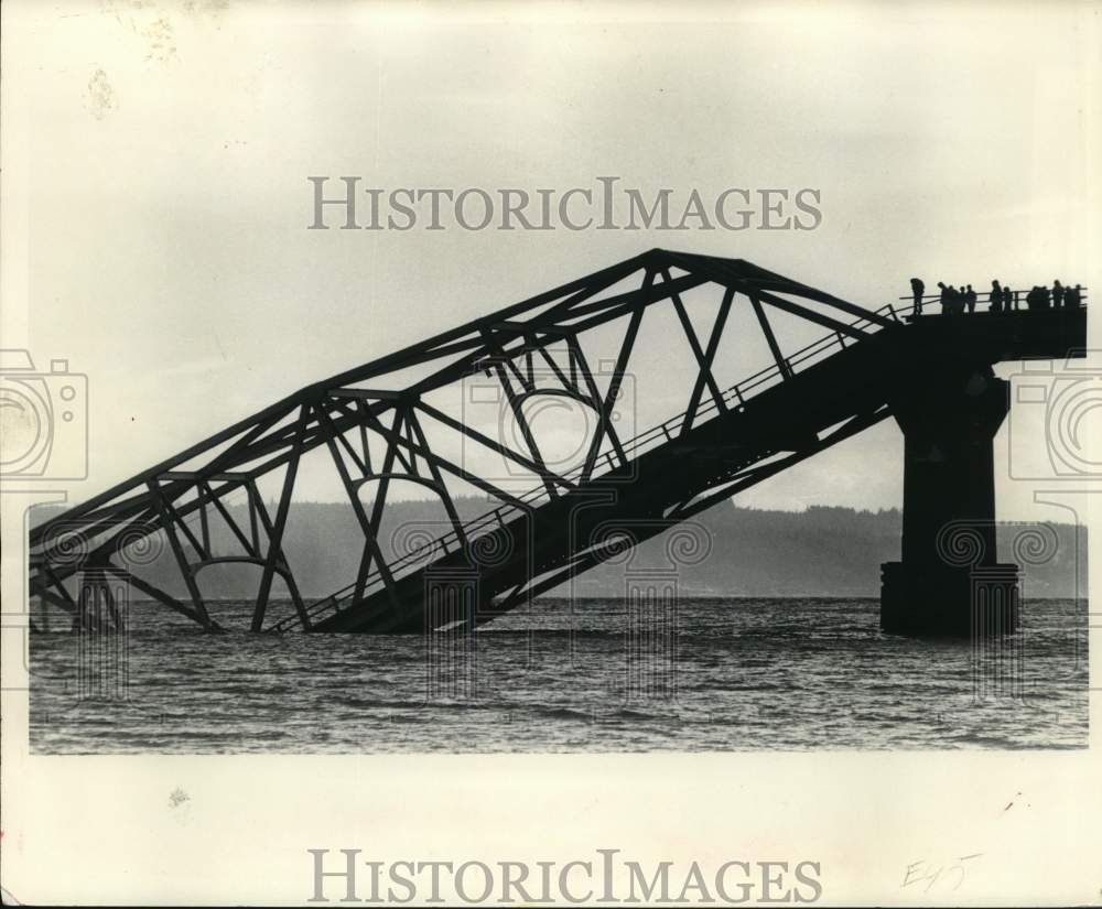 1979 Press Photo Hood Canal BridgeÃ¢â‚¬s west end after collapse, Washington- Historic Images