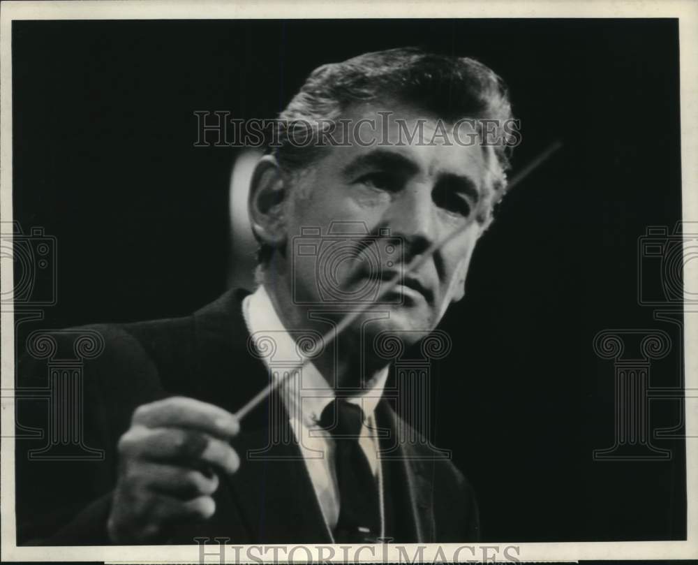 1978 Press Photo Leonard Bernstein Conducts &quot;Quiz Concert: How Musical Are You?&quot;- Historic Images