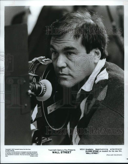 1987 Press Photo writer/director Oliver Stone on location of "Wall Street" movie- Historic Images