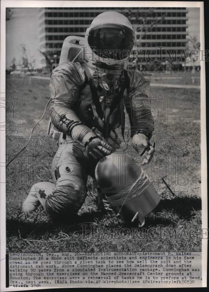 1964 Press Photo R. Walter Cunningham places a Seismograph down after walk in TX- Historic Images