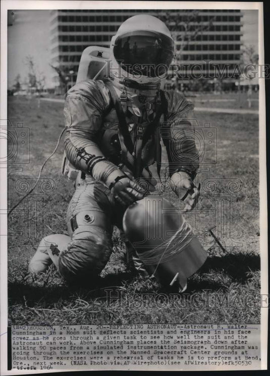 1964 Press Photo R. Walter Cunningham places a Seismograph down after walk in TX- Historic Images