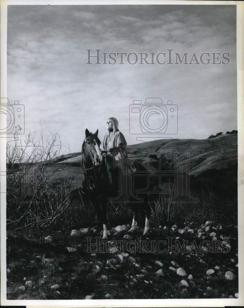 Press Photo actress Kim Novak on horseback - lrx84148- Historic Images