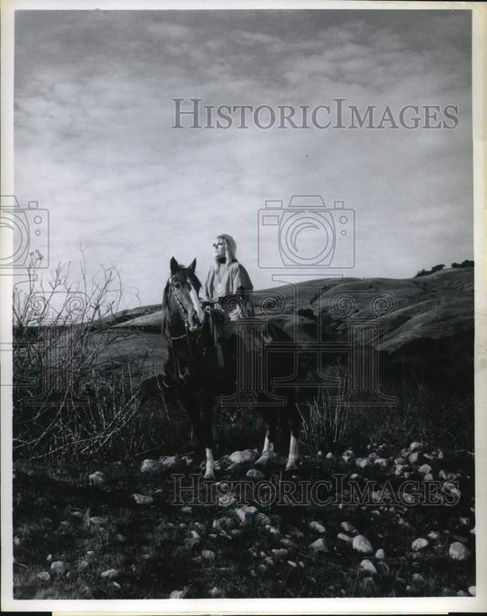Press Photo actress Kim Novak on horseback - lrx84148- Historic Images