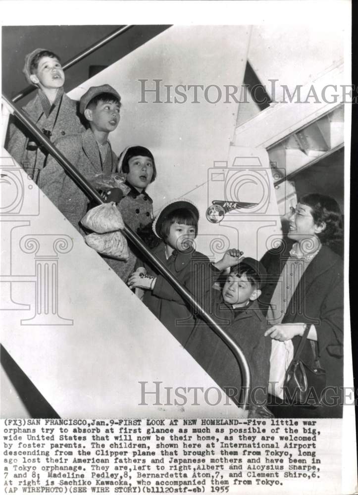 1955 Press Photo Japanese orphans get first look at United States at airport.- Historic Images