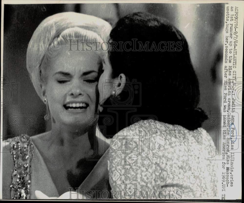 1968 Press Photo Judith Ann Ford congratulated as new Miss America by runnerup.- Historic Images