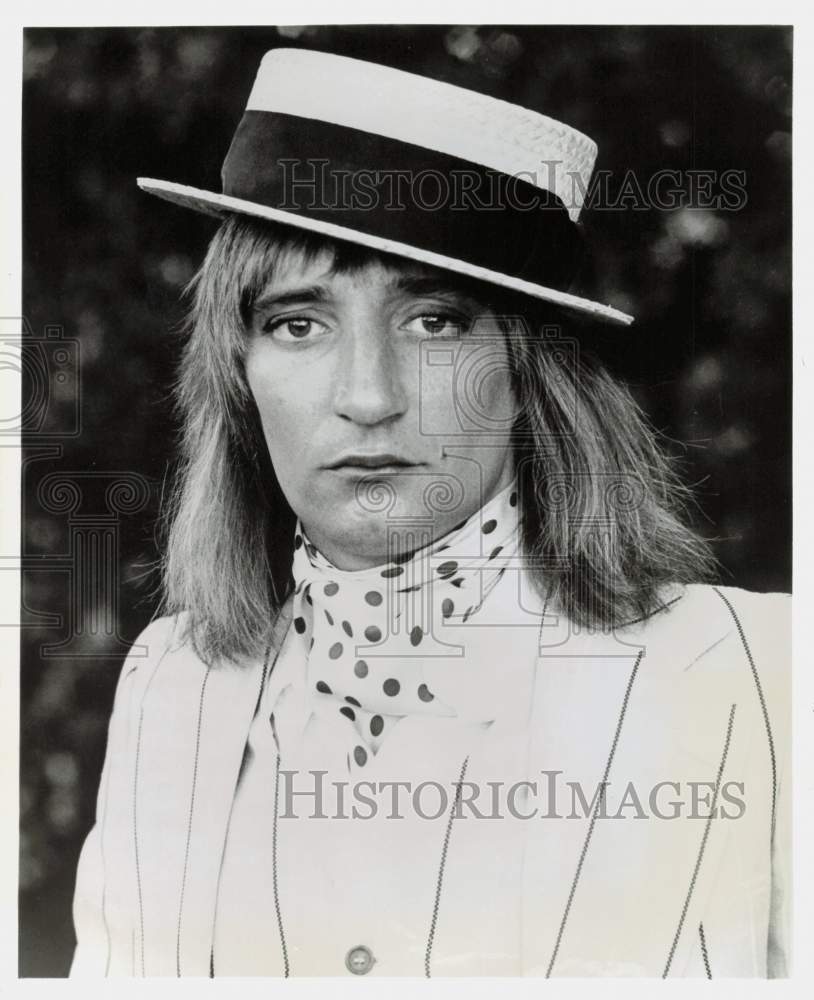 1977 Press Photo Rock Star Rod Stewart with hat - lrx87727- Historic Images