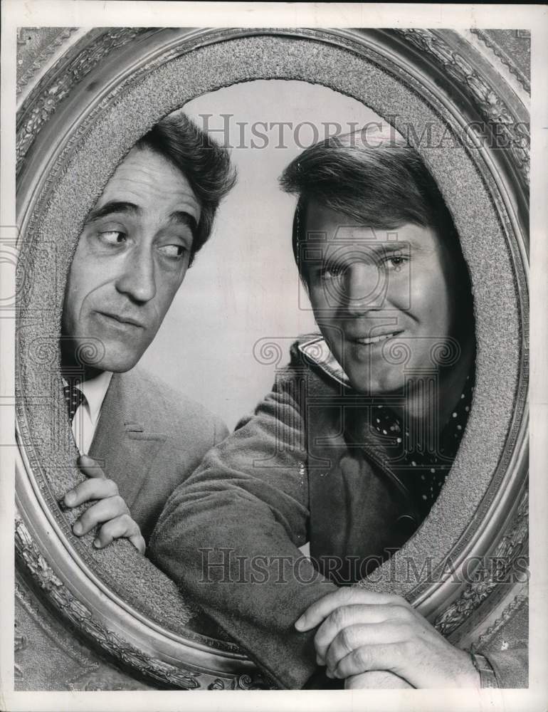 1969 Press Photo Glen Campbell and Pat Paulsen on Glen Campbell Goodtime Hour.- Historic Images