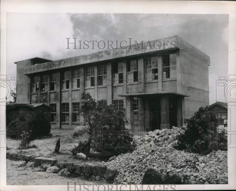 1955 Press Photo Naha, Okinawa - Modern school building that allow for expansion- Historic Images