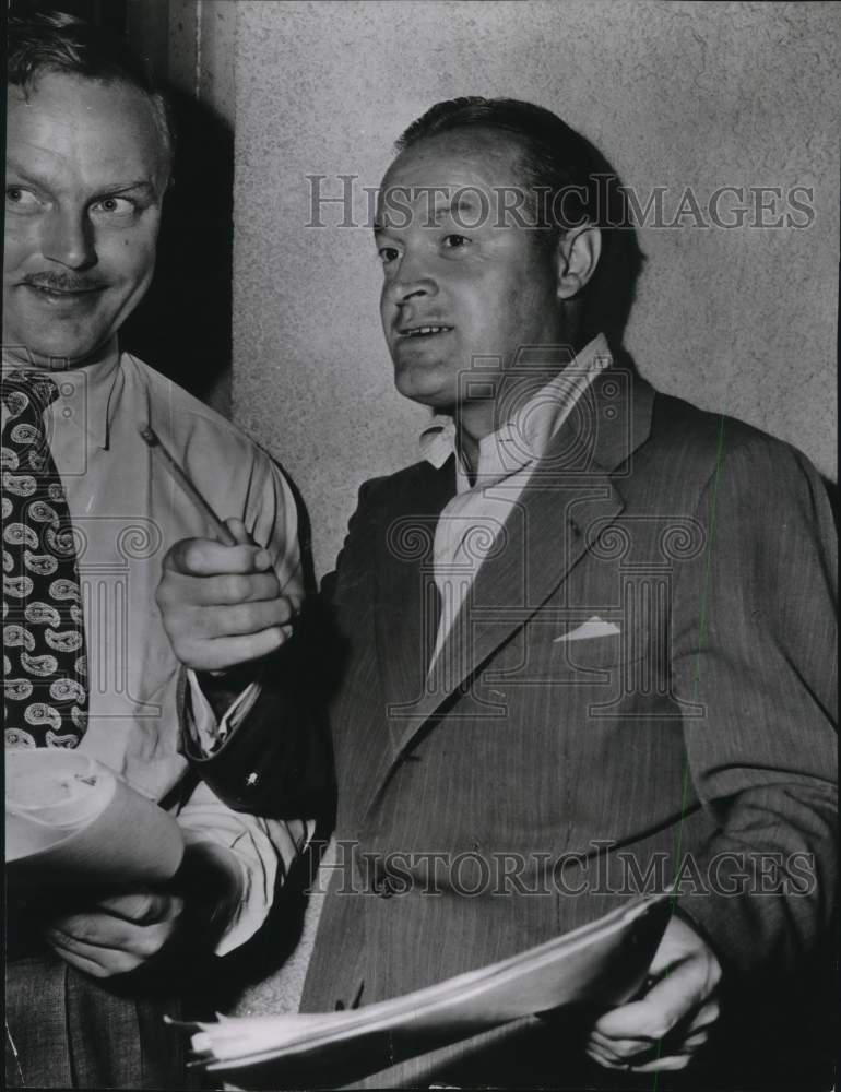 1943 Press Photo Bob Hope and his radio producer Al Capstaff - lrx89273- Historic Images