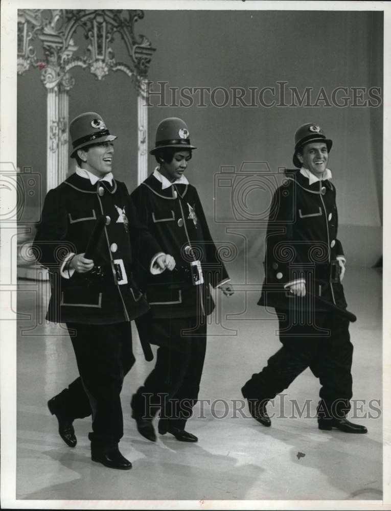 1965 Press Photo Andy Williams performs with guests on &quot;The Andy Williams Show.&quot;- Historic Images