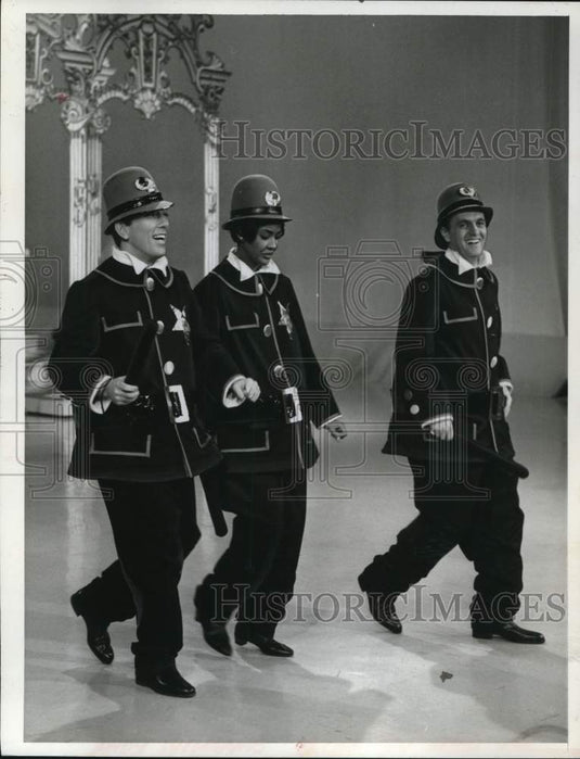 1965 Press Photo Andy Williams performs with guests on "The Andy Williams Show."- Historic Images