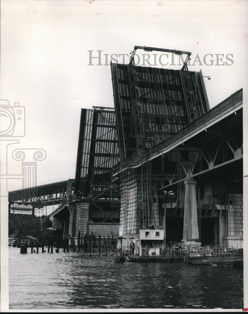 1969 Press Photo Traffic halted over University Bridge to replace wooden pilings- Historic Images