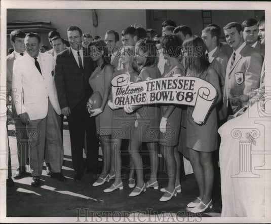 1967 Press Photo Orange Bowl Queen and Princesses greet Tennessee in Miami- Historic Images