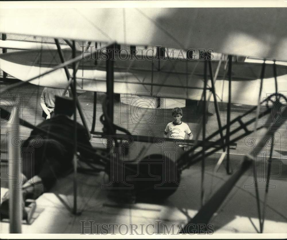 1978 Press Photo Young boy visits National Air and Space Museum in Washington.- Historic Images