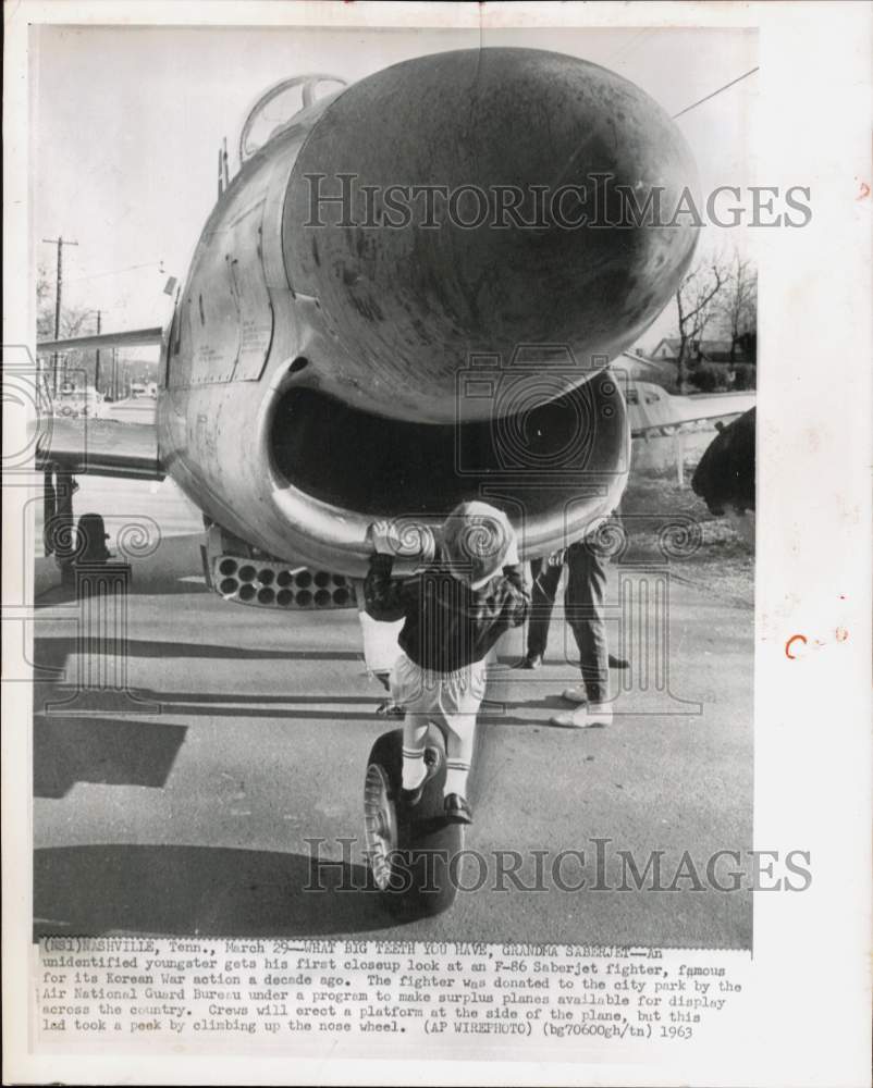 1963 Press Photo Youngster gets a closeup look at an F-86 Saberjet in Nashville- Historic Images