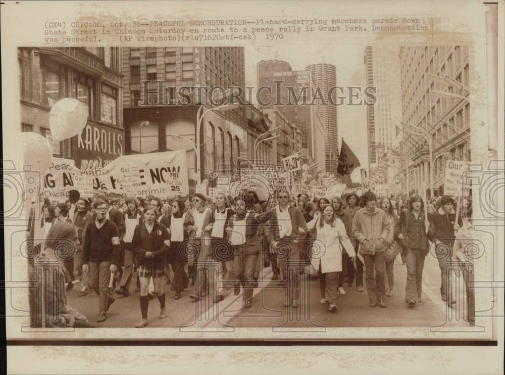 1970 Press Photo Placard carrying marchers parade down State Street in Chicago.- Historic Images