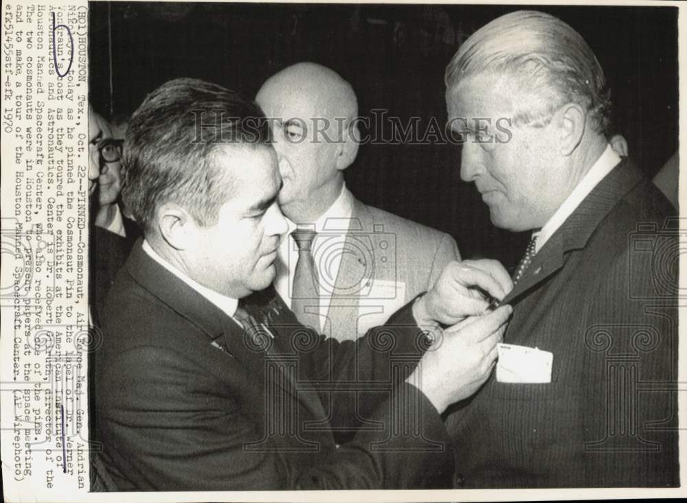 1970 Press Photo General Andrian Nikolayev pins Dr. Werner Vondraun in Houston- Historic Images