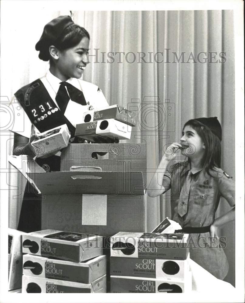 1974 Press Photo Girl Scouts Patricia Jackson &amp; Janice Goldstein in Seattle- Historic Images