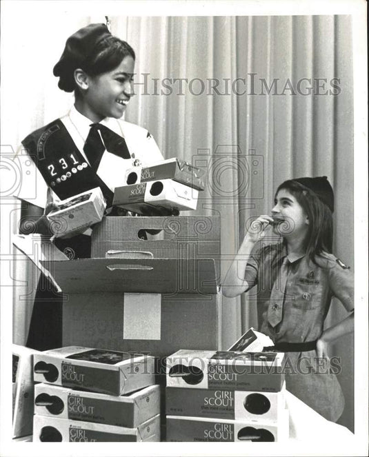1974 Press Photo Girl Scouts Patricia Jackson & Janice Goldstein in Seattle- Historic Images