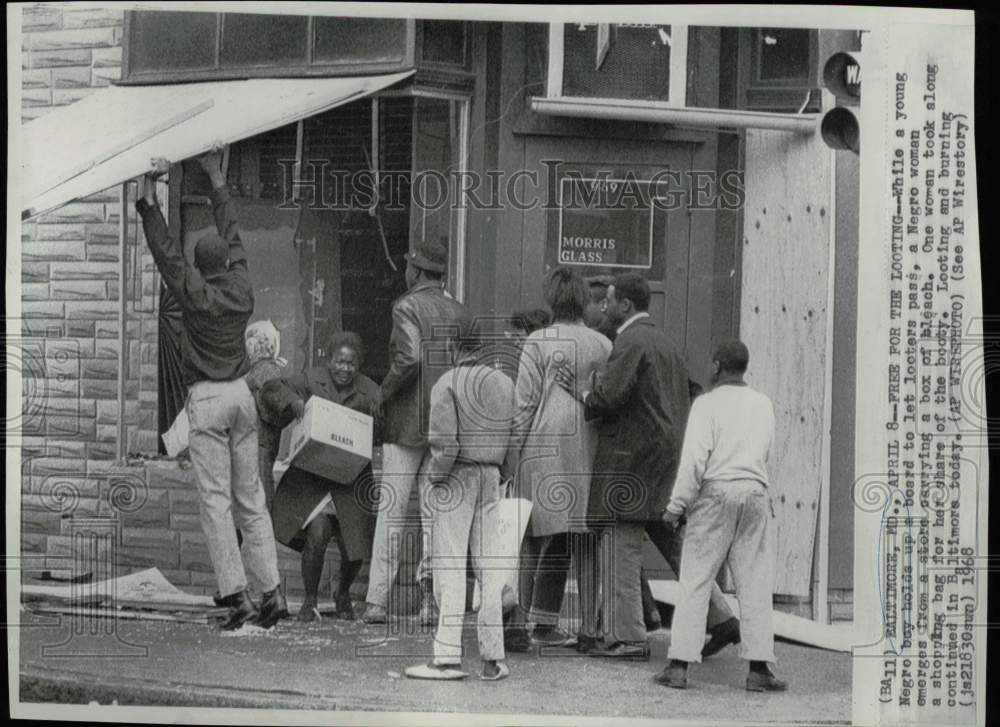 1968 Press Photo People looting a local store in Baltimore, MD. - lry02895- Historic Images