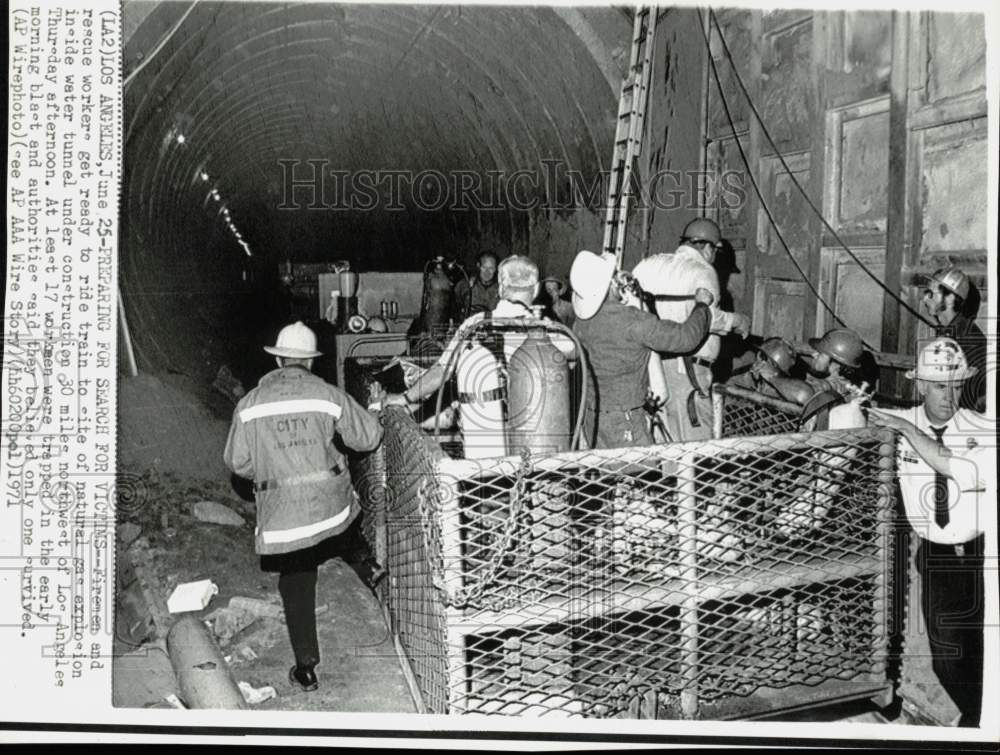 1971 Press Photo Los Angeles, California fire and rescue workers search tunnel- Historic Images