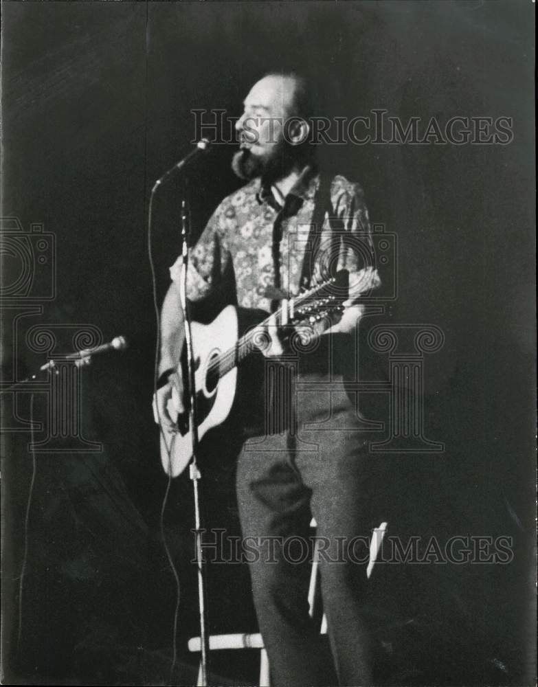 1969 Press Photo Singer Pete Seeger stars at Symphony Hall - lry04448- Historic Images