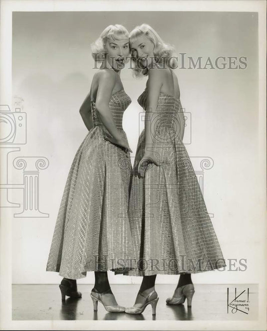 Press Photo The Calvert Sisters entertain at Dinty Moore's - lry04501- Historic Images