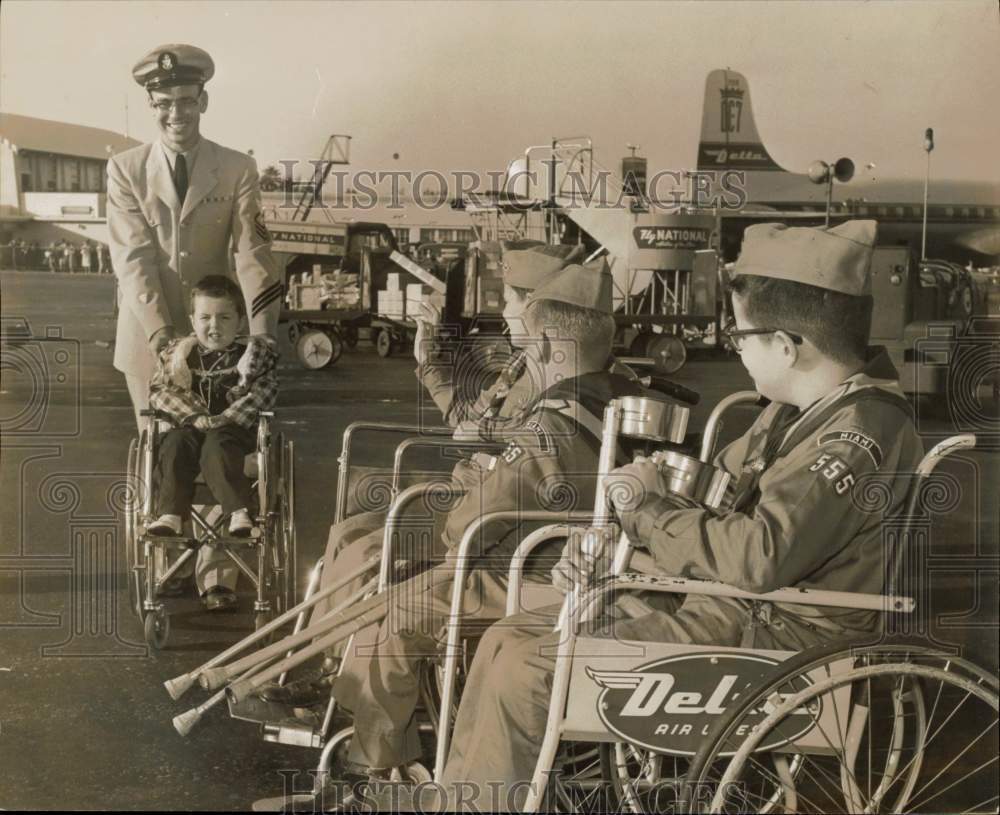 1958 Press Photo Chief Yeoman Charles Mahaffey with Alan Kowalski in Dade County- Historic Images