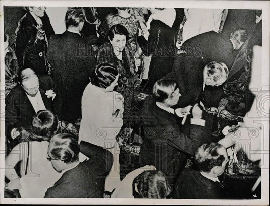 1936 Press Photo King Edward and Mrs. Wallis Simpson leaving theatre in London.- Historic Images