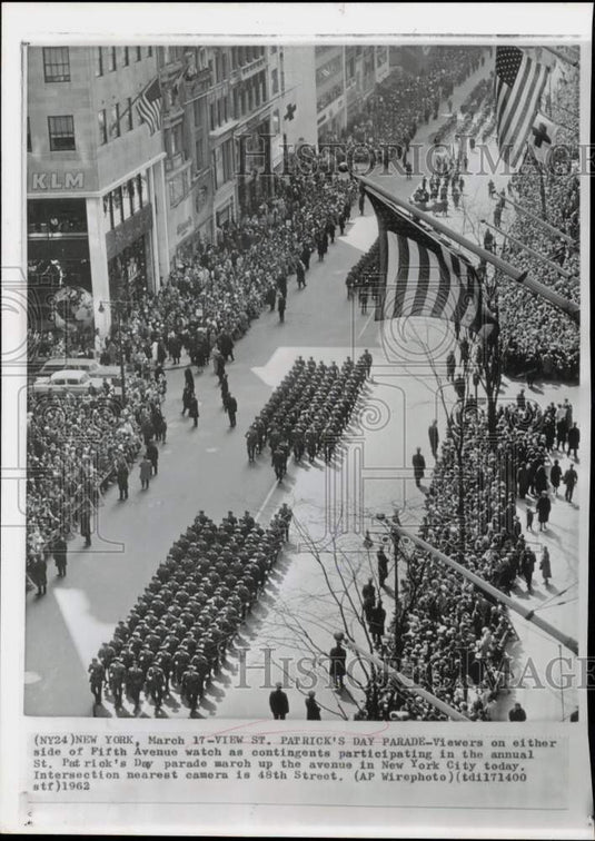 1962 Press Photo Aerial view of St. Patrick's Day Parade in New York City.- Historic Images