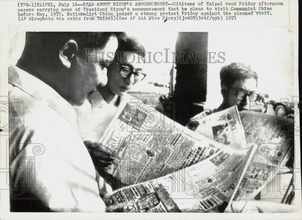 1971 Press Photo Taipei, China, citizens read about Pres. Nixon&#39;s planned visit- Historic Images