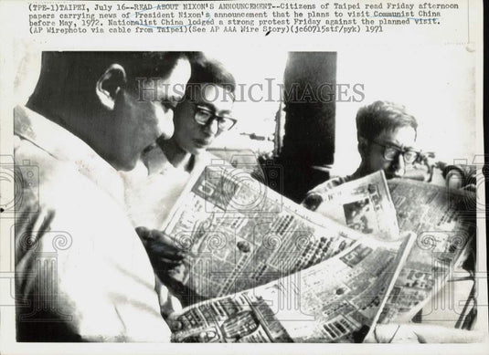 1971 Press Photo Taipei, China, citizens read about Pres. Nixon's planned visit- Historic Images