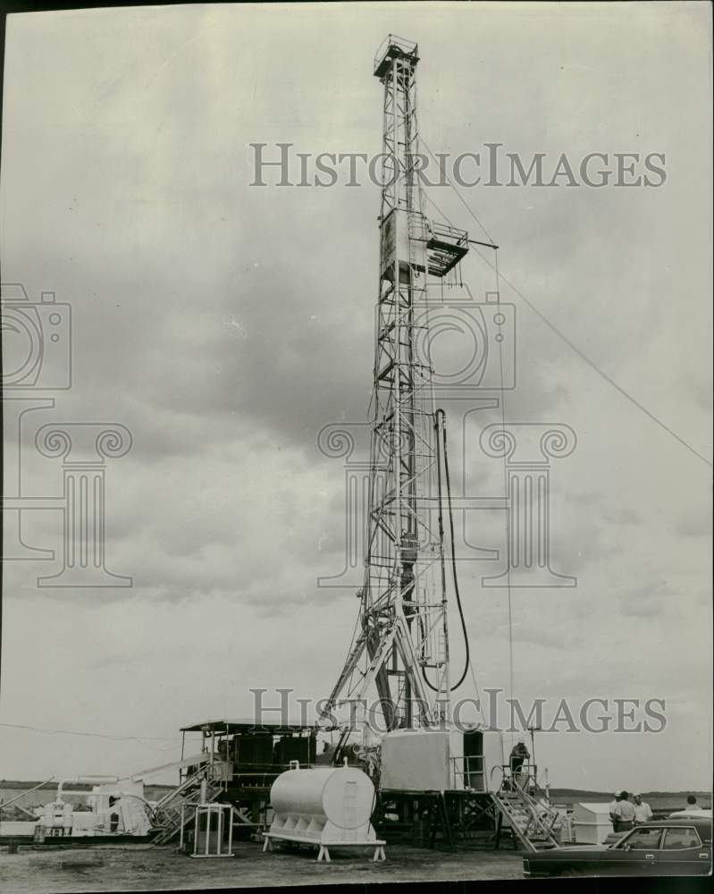 1972 Press Photo Drilling Rig towering above the Oklahoma prairie - lry12999- Historic Images